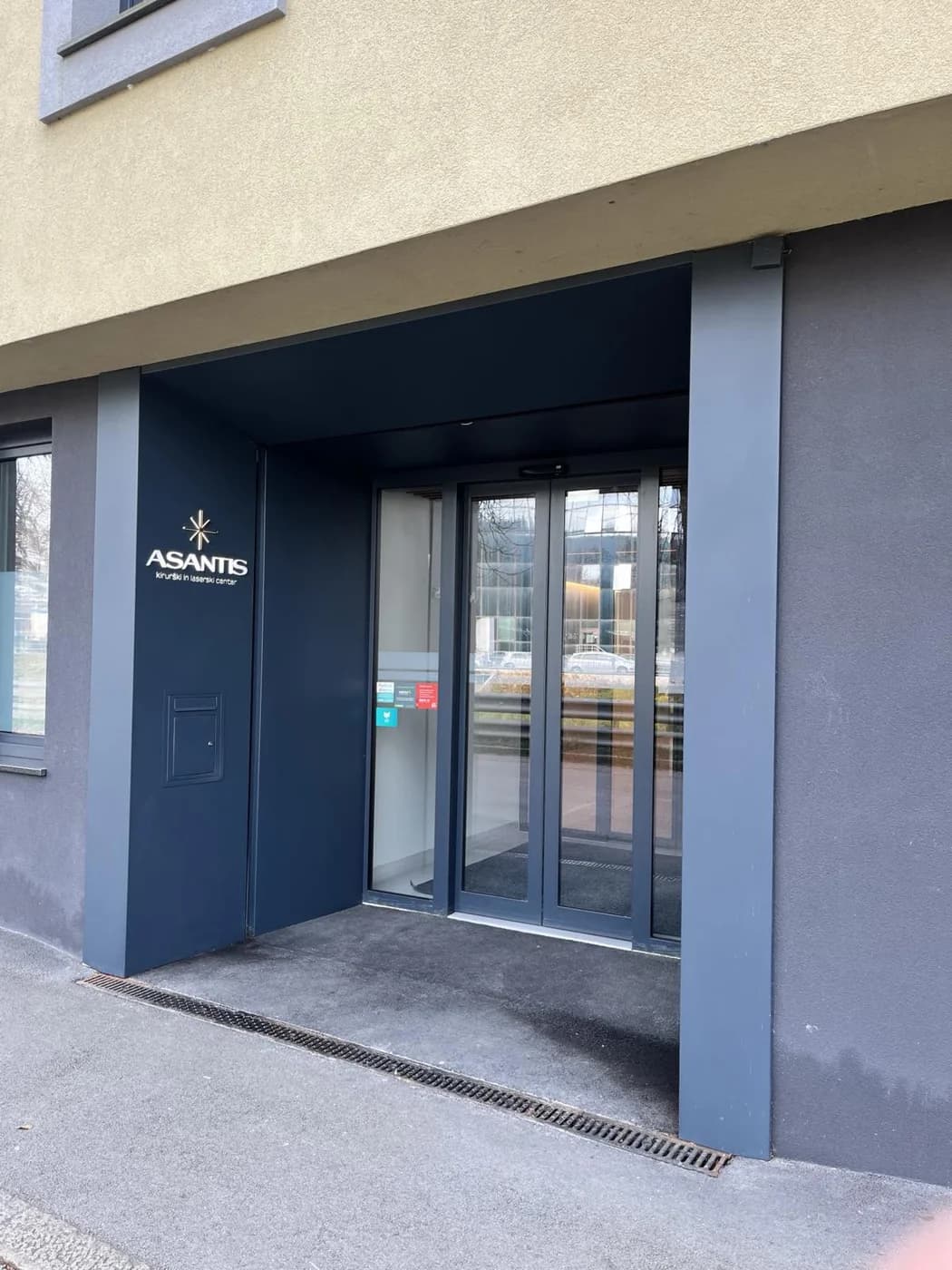 Vhod v medicinski center Asantis v Ljubljani