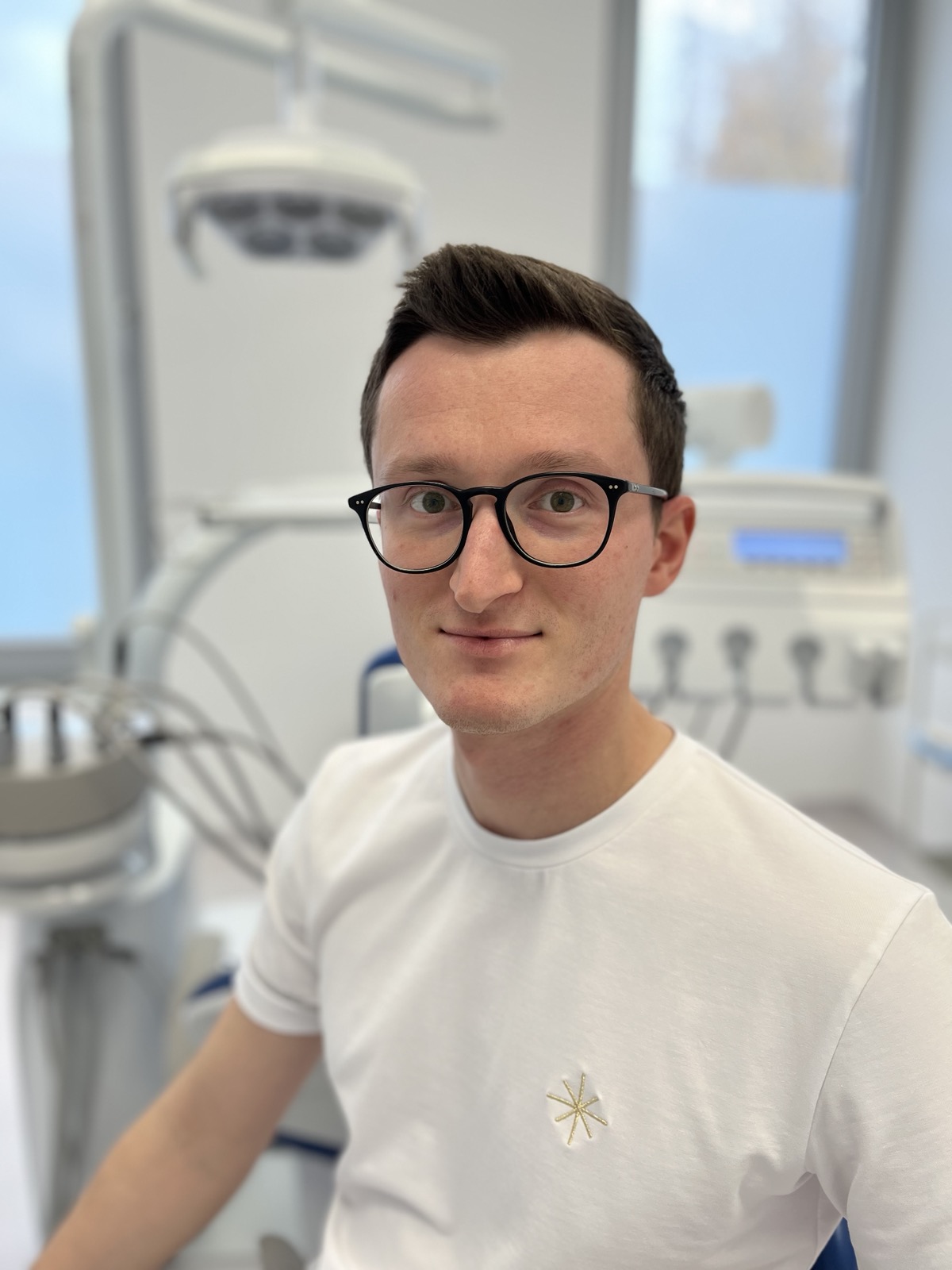 Domen Hostnik, dr. dent. med.